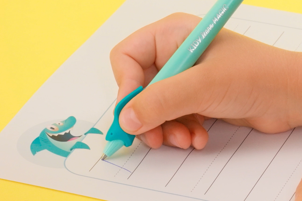Dziecko piszące ergonomicznym długopisem wymazywalnym