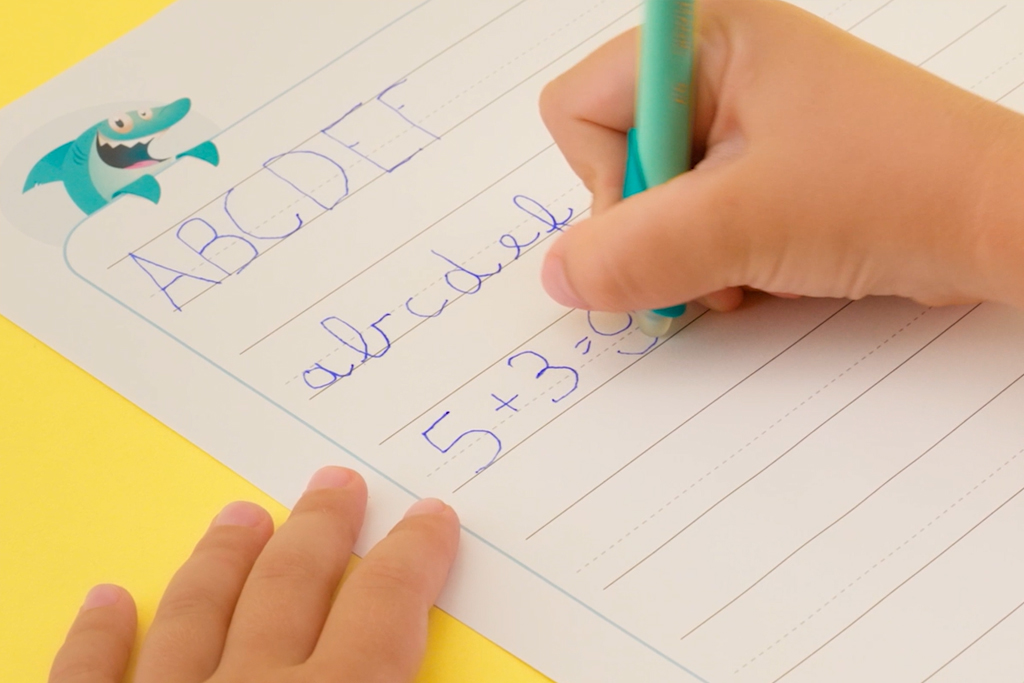 Wymazywanie tekstu długopisem wymazywalnym Maped Kidy Learn Magic